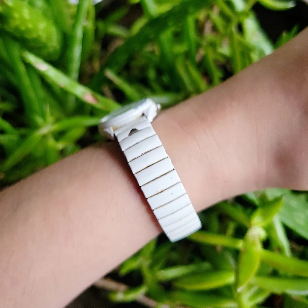 Vintage White Quartz Stretch Watch - Picture 6 of 8